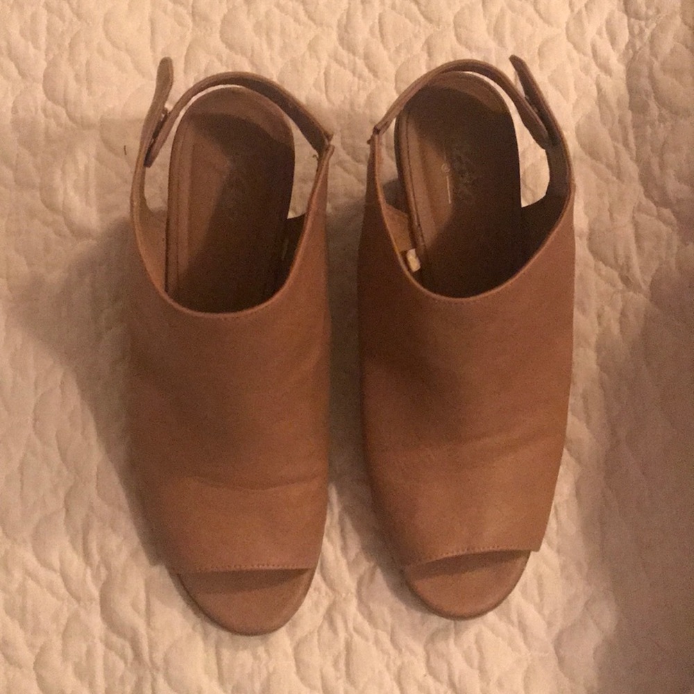 Mossimo size 8.5 women’s shoes tan